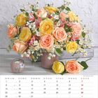 Kalenderblatt für März. Große Blüten in Gelb und Rosa, daneben festliche Daten (z.B. Internationaler Frauentag).