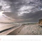 Text: "Thiesewer Haken, Insel Rügen, Mecklenburg-Vorpommern." Ein Strand mit Wellen, Sand und bewölktem Himmel. Kalender unten.