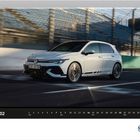 2027.02, ein weißer Sportwagen fährt schnell auf einer Rennstrecke. Logo: VW.