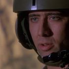 Ein Mann trägt einen Helm mit Mikrofon. Sein Gesicht wirkt konzentriert. Der Hintergrund ist unscharf.