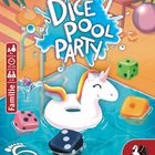 "DICE POOL PARTY" in blauen Spritzern. Wassertiere und Würfel in einem Pool mit Liegestuhl und Ball. Familien-Spiel ab 8 Jahren.