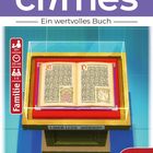 Oben: "mini crimes", "Ein wertvolles Buch". Unten: "Familie", "LIBER LUDI". Illustration: Buch in Vitrine, Pegasus-Logo.