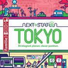 „Next Station: Tokyo“ – Strategisch planen, clever punkten. Familienspiel 8+, Dauer 20-30 Min, 1-4 Spieler. Illustration mit Stadtmotiv.
