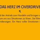 "DAS HERZ IM OVERDRIVE" und Text über die Kraft der Emotionen. Hintergrund in Orange mit schwarzen Rändern.