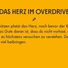 „DAS HERZ IM OVERDRIVE“: Text über Gefühlsausbrüche und Erkenntnisse, gelber Hintergrund mit Pfeil-Symbol.