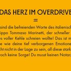 Gelber Hintergrund mit schwarzem Text: "DAS HERZ IM OVERDRIVE". Unten Erklärung über Filippo Tommaso Marinetti.