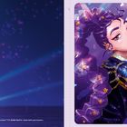 Links eine dunkle Fläche mit blauen Punkten. Rechts eine Illustration einer Frau mit geflochtenem Haar und funkelndem Outfit.