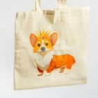Illustration: Ein Corgi-Hund mit Krone auf einer beigen Stofftasche, freundlich lächelnd.
