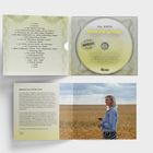 Text: "Deutsch genug? Warum wir endlich über Russlanddeutsche sprechen müssen." Frau steht in einem Feld.