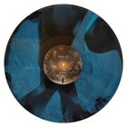 "Side D", "Alter Ego", "Tiny Miracles". Eine Vinyl-Schallplatte mit blau-schwarzem Muster und aufwändiger Illustrationsmitte.