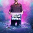 „AMBER DRAWINGS“ steht auf einem durchsichtigen Behälter. Ein Mann hält ihn im Wasser, umgeben von buntem Nebel.