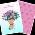„Blumenstrauß“: Grafische Karte mit buntem Strauß auf rosa Hintergrund; zweite Karte mit Schleifenmuster.