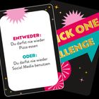 Text auf Karte: ENTWEDER: Du darfst nie wieder Pizza essen ODER: Du darfst nie wieder Social Media benutzen. Buntes Design.