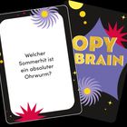 Text "Welcher Sommerhit ist ein absoluter Ohrwurm?" Eine Karte mit farbigen Stern- und Kreisformen im Hintergrund.