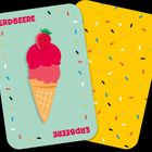 Text: "ERDBEERE" oben und unten. Illustration: Eiscreme in Waffel mit Erdbeere, Hintergrund bunt gesprenkelt.