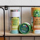 Runde Pappdosen mit bunten Designs. Texte: "UNSERE TIERWELT" und "DIE DINOS". Enthalten 80 Quizfragen.