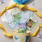 Karten mit Naturquizfragen, bunte Illustrationen, gelbes Band, Zahlen 2 und 3, bunter Becher.