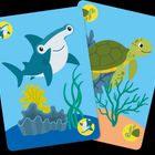 Links ein Hammerhai über Korallen, rechts eine Meeresschildkröte im Wasser mit Pflanzen. Oben links und unten rechts kleine Bilder.