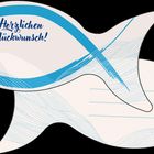 "Herzlichen Glückwunsch!" steht auf einer fischförmigen Karte mit blauen Linien und eleganten Mustern.