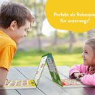"Perfekt als Reisespiel für unterwegs!" Ein Junge und ein Mädchen spielen ein Tischspiel draußen.