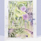 „Kolorieren“. Eine Illustration mit lila Blüten, grünen Farnen und geschwungenen Pflanzen, vor einem hellen Hintergrund.