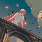 Eine Frau mit langen rosa Haaren lehnt an einem steinernen Geländer. Fragmente und Wolken schweben um sie herum.