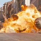 Die Straße "TAVOLA CALDA" ist in Flammen, Explosion mit Autos und Menschen. Eine chaotische Szene.