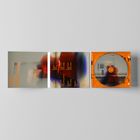 Links: Trackliste und Musiker, zentrale Person mit Kontrabass in Bewegung, rechts: CD in orangener Verpackung.