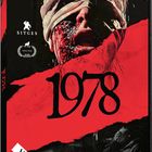„1978“ in großer schwarzer Schrift auf rotem Hintergrund. Darunter eine mit Bandagen umwickelte Person.