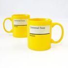Zwei gelbe Tassen mit der Aufschrift "Universal-Tasse" und "Reclam" auf einem weißen Hintergrund.