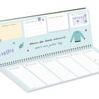 Kalender mit Wochenübersicht. Zitat: "Wenn die Seele schnurrt, war's ein guter Tag." Illustrationen: Pullover, Notizen.