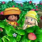 Zwei niedliche Mädchen mit bunten Hüten, umringt von Erdbeerpflanzen und Blüten, fröhlicher Ausdruck. Illustration.