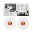 Texte: "POLITE", "WIKI", und handgeschriebene Notizen. Zwei weiße Schallplatten und ein Albumcover mit Fotos.