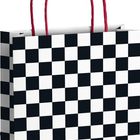 Eine Einkaufstasche mit schwarz-weißem Karomuster und roten Griffen.