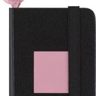 Kleiner Notizblock in Schwarz mit rosa Quadrat vorne, schwarzem Gummiband und rosa Karabiner mit Schlaufe.