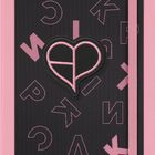 Der Text zeigt "BLACKPINK". Das Design hat einen pinkfarbenen Hintergrund und ein Herzlogo in der Mitte.