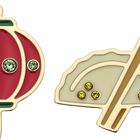 Links ein rotes Laternen-Logo mit grünen Steinen, rechts ein Gyoza mit Stäbchen und gelben Steinen.