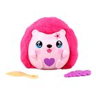 Kuscheltier mit pinkem Fell, blauen Augen und lila Herz. Daneben gelber Kamm und lilafarbene Accessoires.