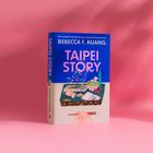 Der Titel lautet "Taipei Story". Autor: Rebecca F. Kuang. Auf dem Cover sind asiatische Speisen und eine Hand mit Essstäbchen.