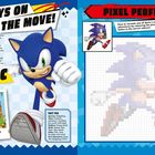 Links oben: "ALWAYS ON THE MOVE!" Rechts oben: "PIXEL PERFECT". Bild von Sonic, schnelles Aussehen, blaue Farbtöne. 35. Jubiläum.