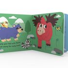 „Stamp your feet with Moose all along the rocky track.“ Eine bunte Illustration eines Elches, Bären und weiteren Tieren.