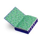 Buch mit grünem Innenmuster voller kleiner Raketen und Sternen, blauer Einband mit Mondphasen an der Seite.