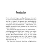 „Introduction“ steht oben in großer, fett gedruckter Schrift. Darunter beginnt ein persönlicher Bericht über eine ergreifende Familiengeschichte und die entdeckten Memoiren des Onkels in Norfolk, die auf das Leid und die ungehörten Geschichten des Holocausts eingehen. „Mischlinge“ wird als Begriff für Personen mit jüdischen und arischen Vorfahren definiert.