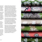 "INTRODUCTION" und weiterer Text links beschreiben Quilt-Inspiration. Rechts bunte Stoffmuster in floralen Designs gestapelt.