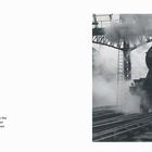 Text beschreibt "The Flying Scotsman" und Fotografien einer Dampflokomotive auf ihren Reisen umgeben von Dampf auf Gleisen.
