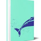 Ein türkisfarbenes Buch mit dunklem Walflossen-Design, das in Bewegung spritzt.