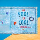 "The Pool is Cool", illustriert von Shamar Knight-Justice. Hellblauer Hintergrund mit bunten Schwimmringen.