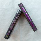 Der Text „SIX MUST DIE“ steht in lila Großbuchstaben auf zwei schwarzen Buchrücken.