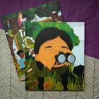 Ein Kind mit Fernglas im Wald, Illustration. Im Hintergrund ein Baum mit Personen und Tieren.