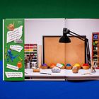 Texte: "Join the claymates for a clay-dacious adventure about playing, not perfection. Meet new friends like a unicorn-dragon and a potato-knight! Just be careful! They might have minds of their own..." 

Illustration: Farbenfrohe Knetfiguren und Kunstmaterialien auf einem Tisch vor einer Korkwand.